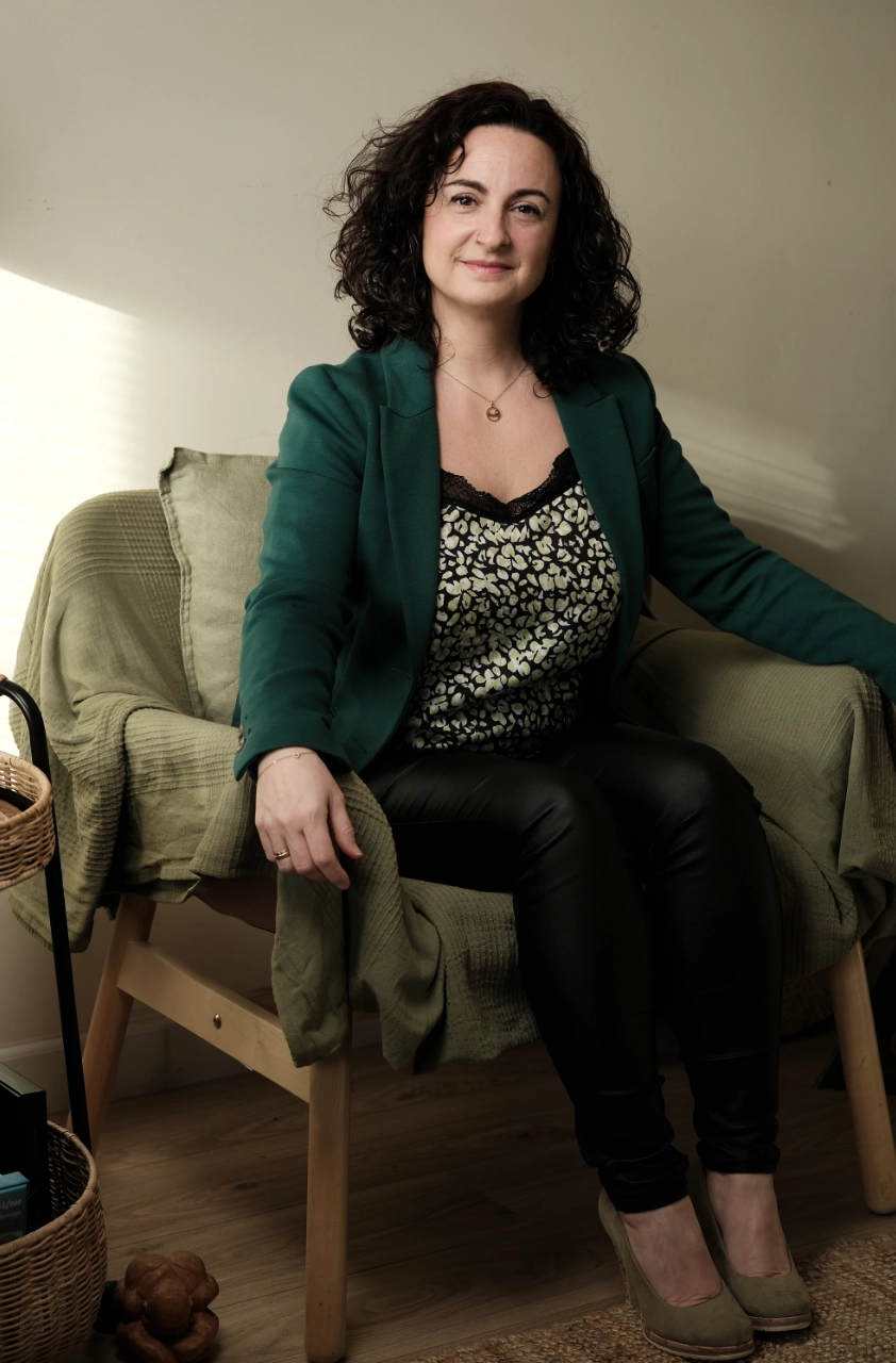 Nuria Narvaez Ventura in de praktijkruimte van La Aurora in Pelt
